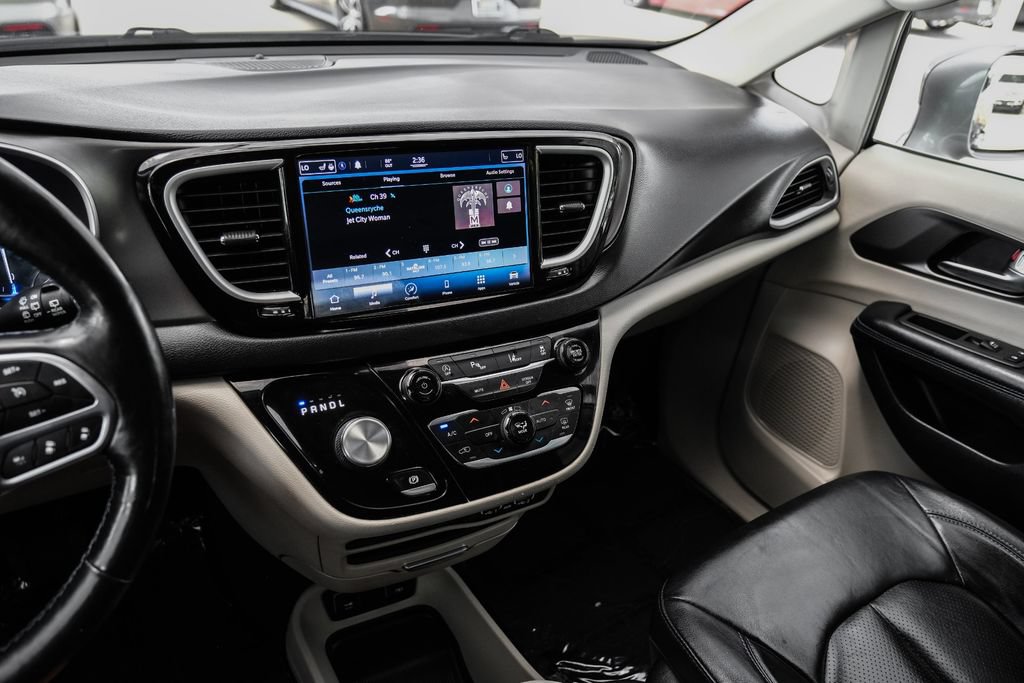 Used 2021 Chrysler Pacifica Touring-L FWD image 21