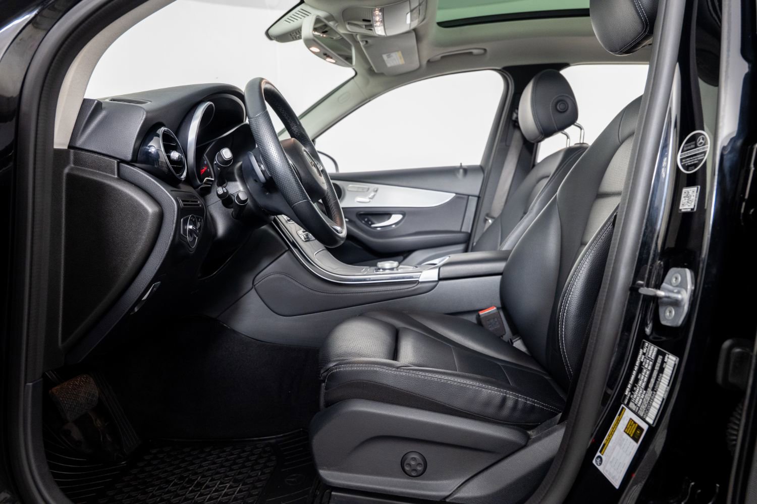 Used 2019 Mercedes-Benz GLC 300 4MATIC w/ Premium Package image 15