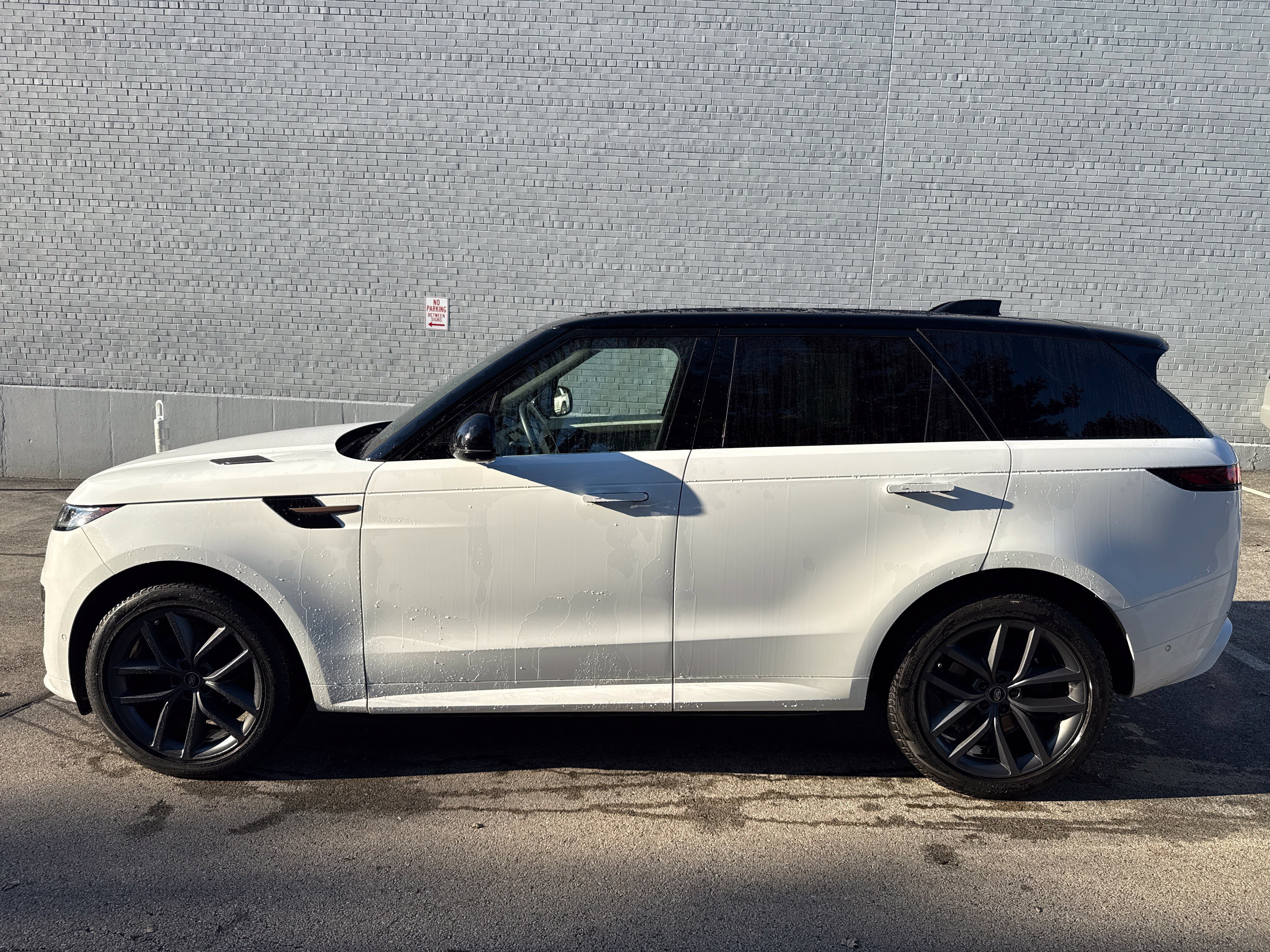 Used 2024 Land Rover Range Rover Sport Dynamic SE AWD/4WD image 2