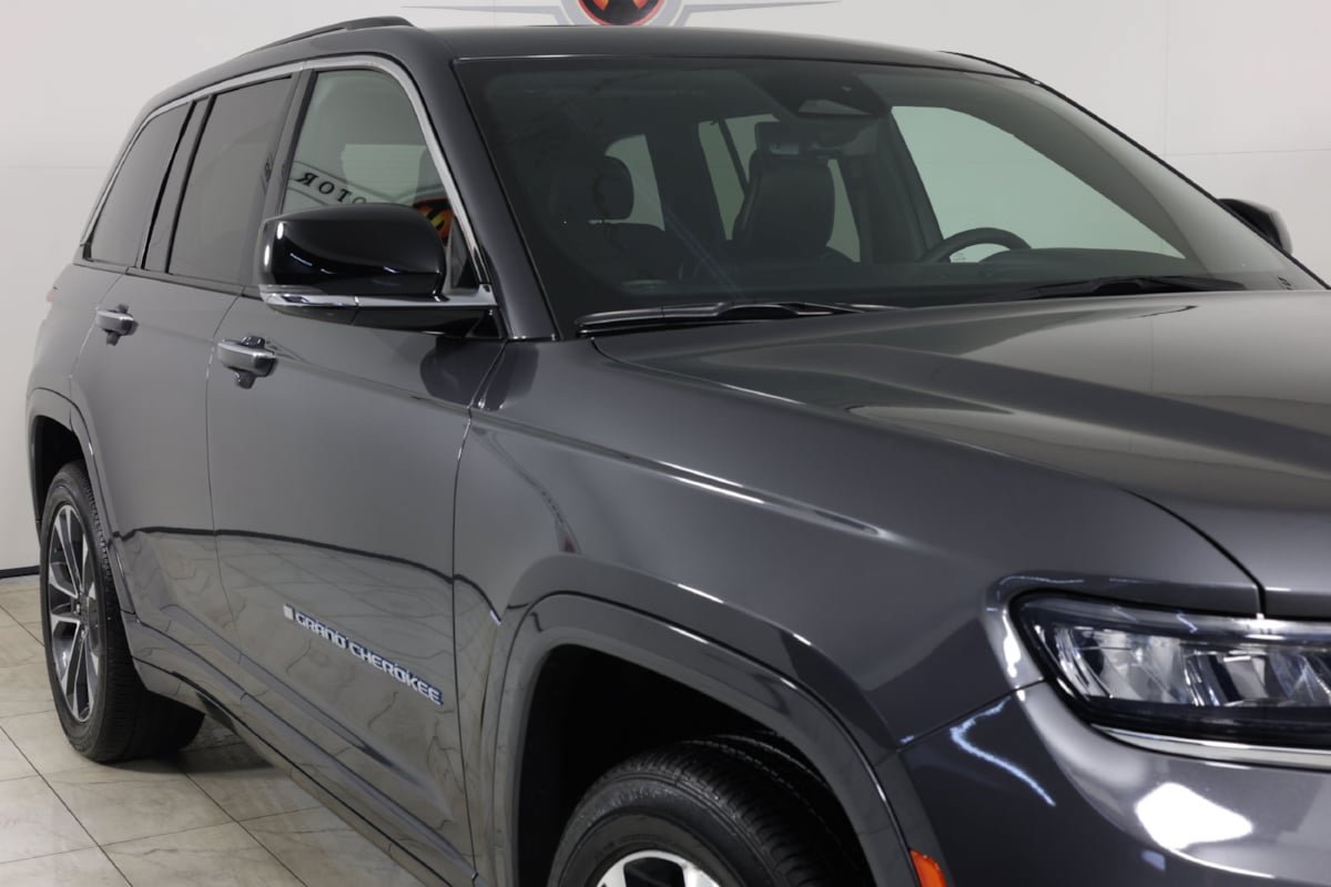 Used 2023 Jeep Grand Cherokee Overland w/ Luxury Tech Group IV AWD/4WD image 38
