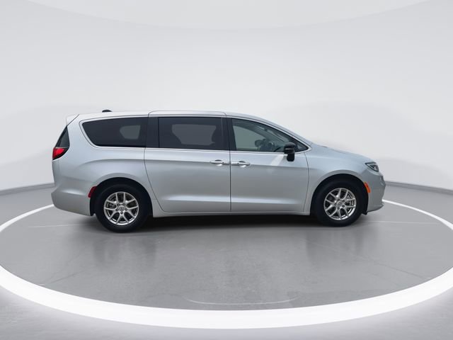Used 2024 Chrysler Pacifica Touring-L image 9