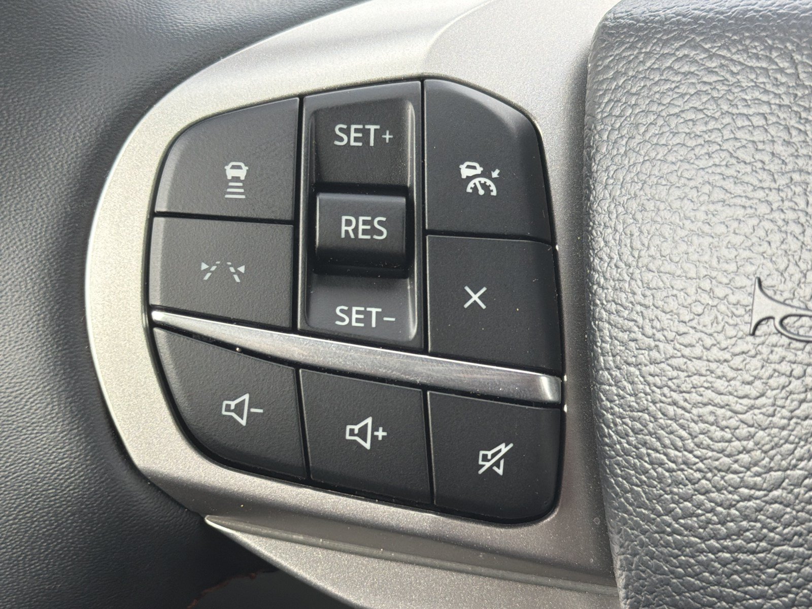 Used 2025 Ford Explorer Active AWD/4WD image 30