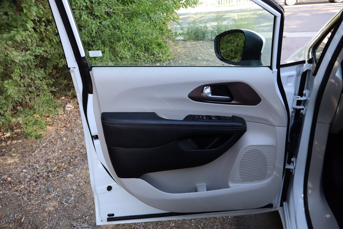 Used 2022 Chrysler Voyager LX FWD image 25