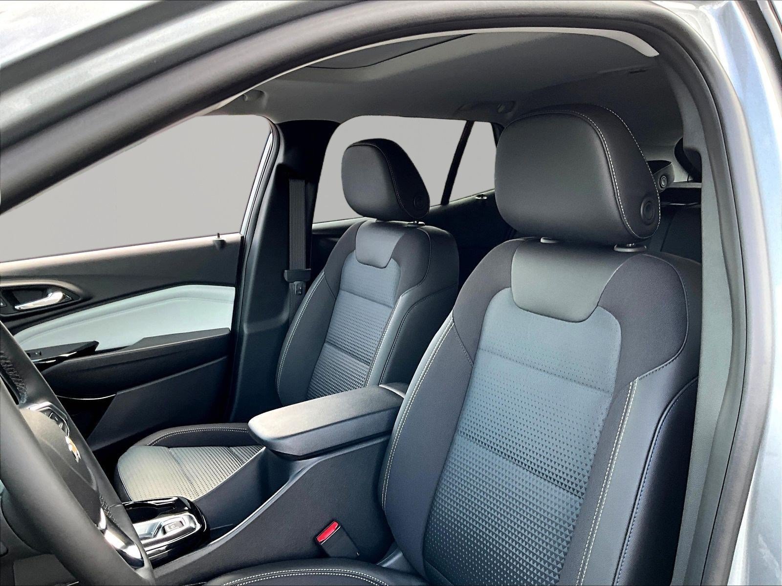 New 2026 Chevrolet Trax LT w/ Sunroof Package FWD image 17