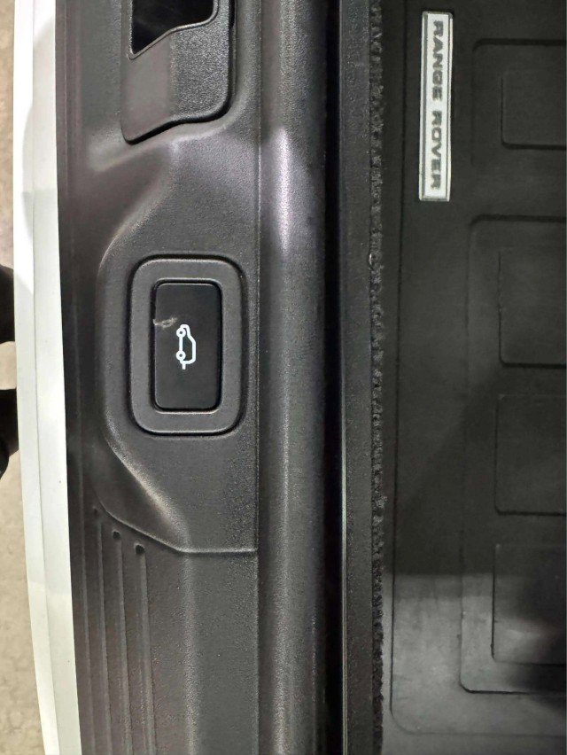 Used 2015 Land Rover Range Rover Supercharged image 54