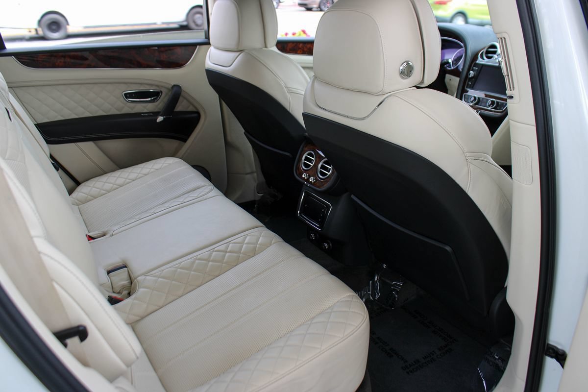 Used 2020 Bentley Bentayga Plug-In Hybrid AWD/4WD image 22