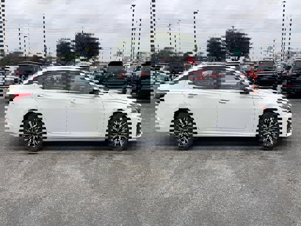 Used 2025 Nissan Altima 2.5 SV image 2