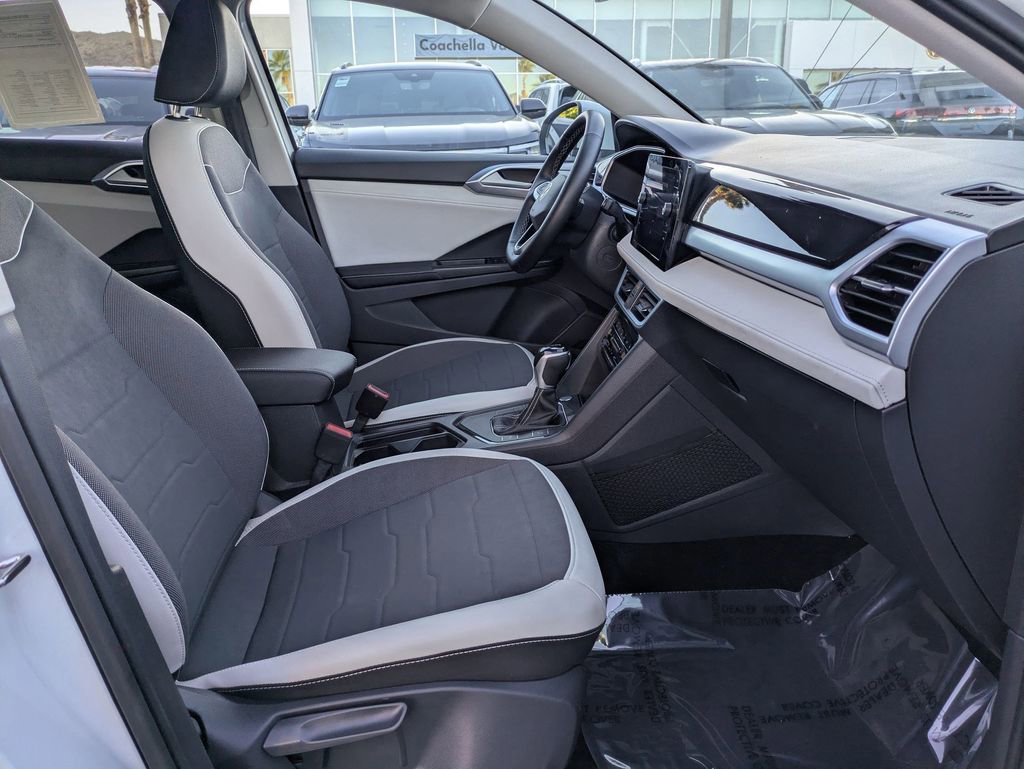Certified 2025 Volkswagen Taos SE FWD image 20