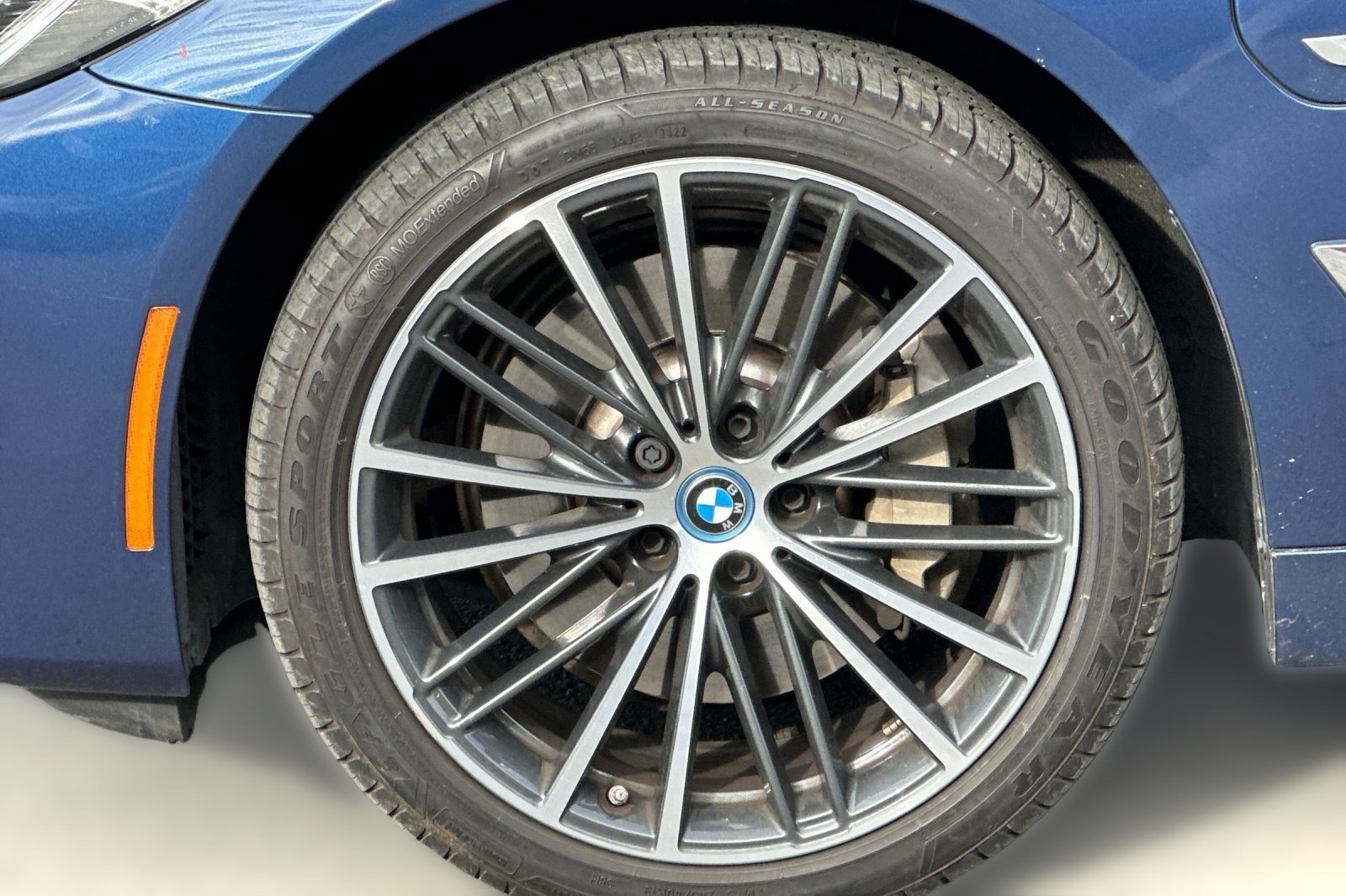 Used 2023 BMW 530e w/ Premium Package image 11