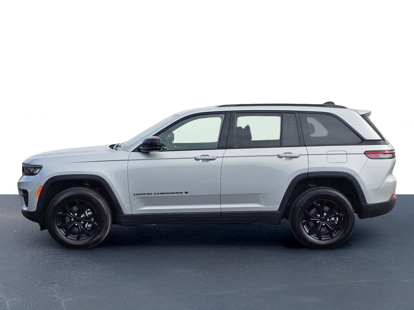 Used 2025 Jeep Grand Cherokee Altitude AWD/4WD image 13