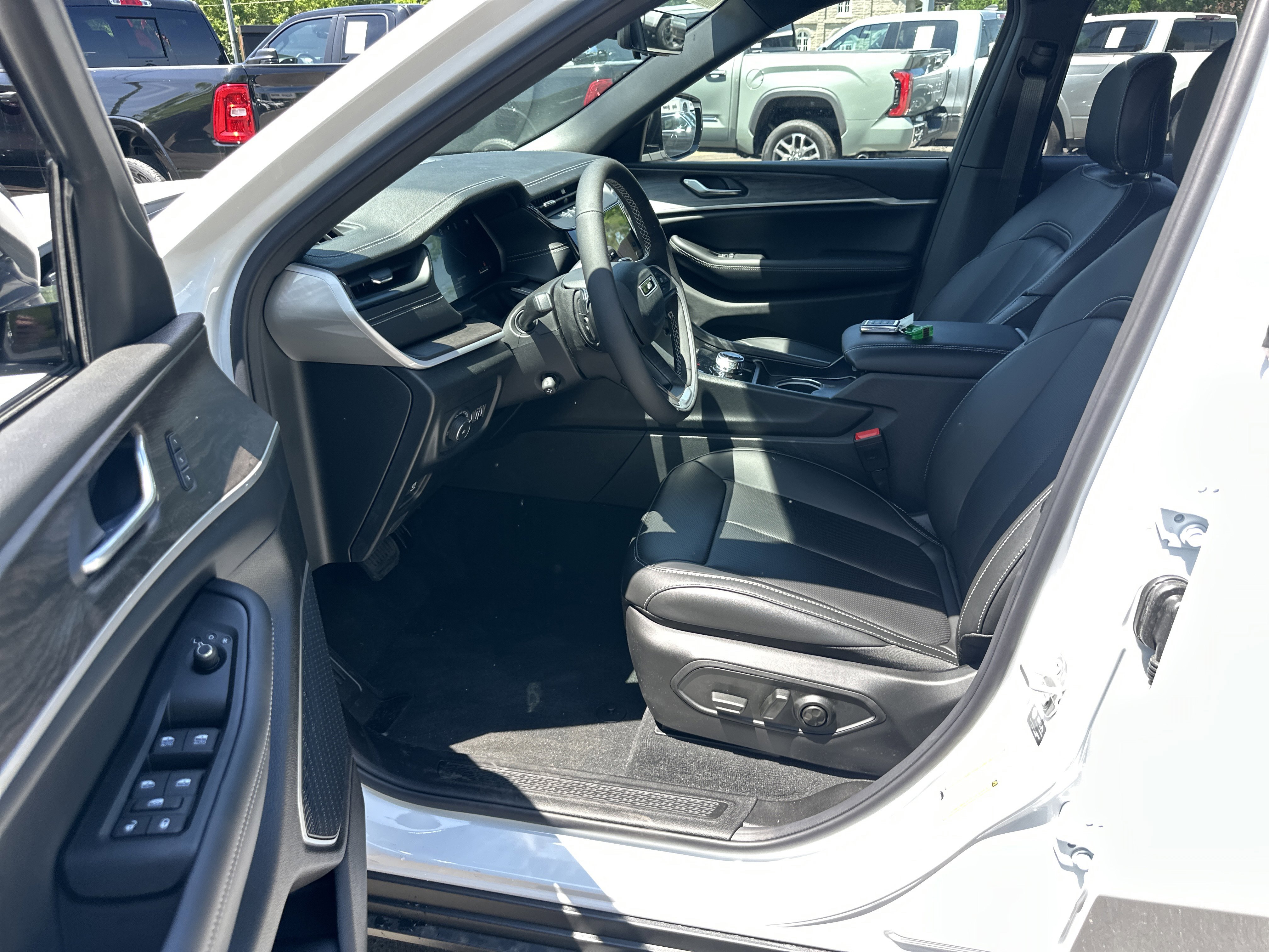 New 2026 Jeep Grand Cherokee L Limited AWD/4WD image 25