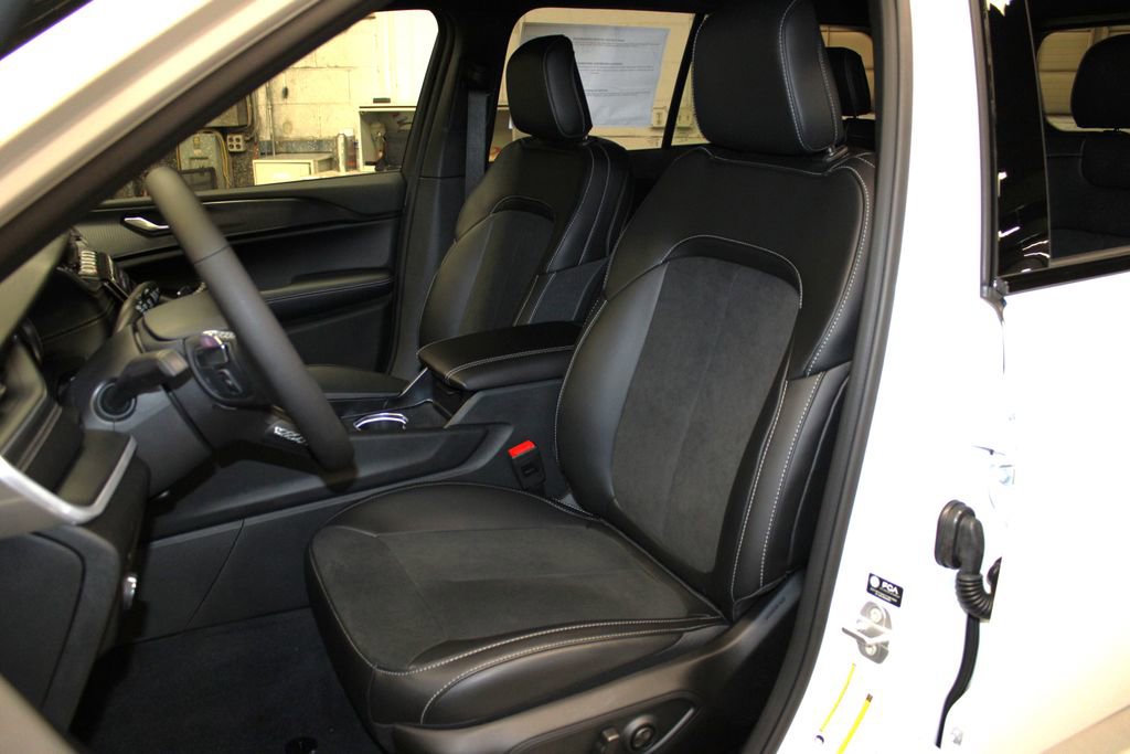 New 2025 Jeep Grand Cherokee Laredo image 25