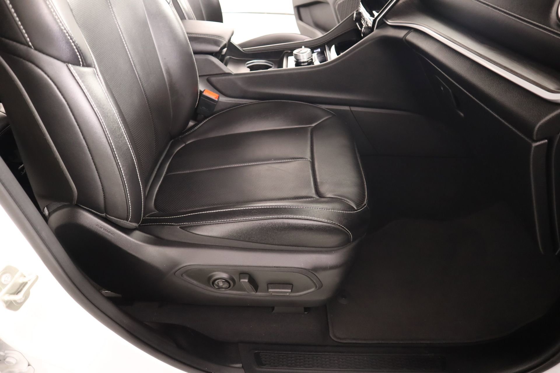 Used 2024 Jeep Grand Cherokee L Limited w/ Luxury Tech Group II image 15