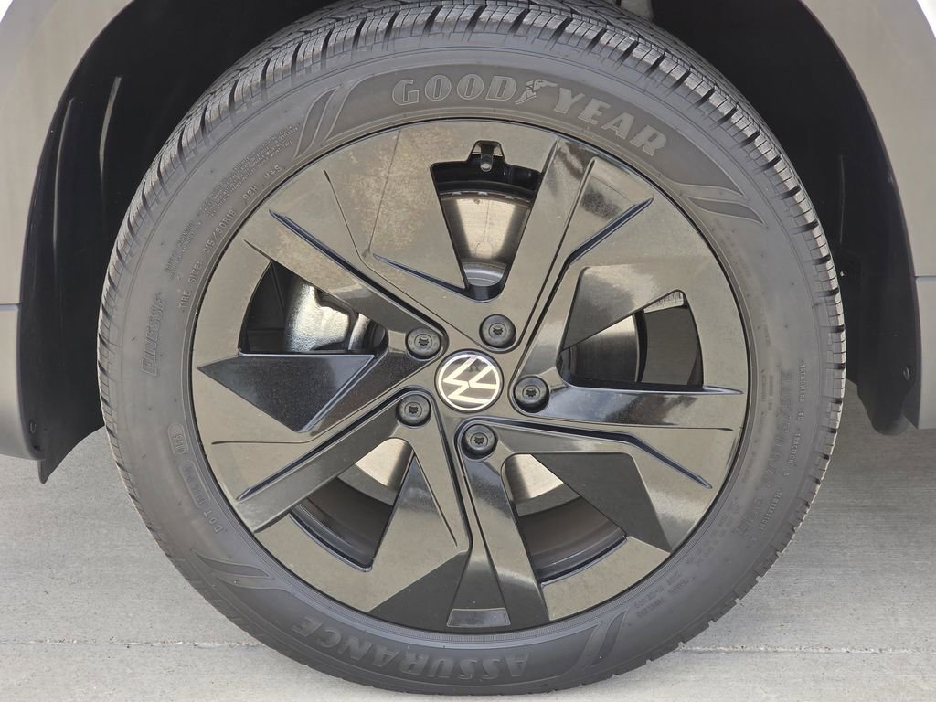 Used 2025 Volkswagen Taos SE FWD image 8
