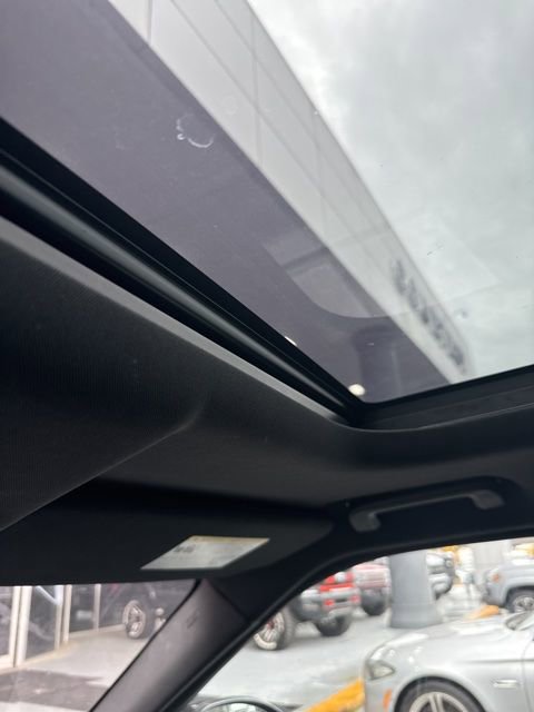 Used 2017 Land Rover Discovery HSE Luxury image 4