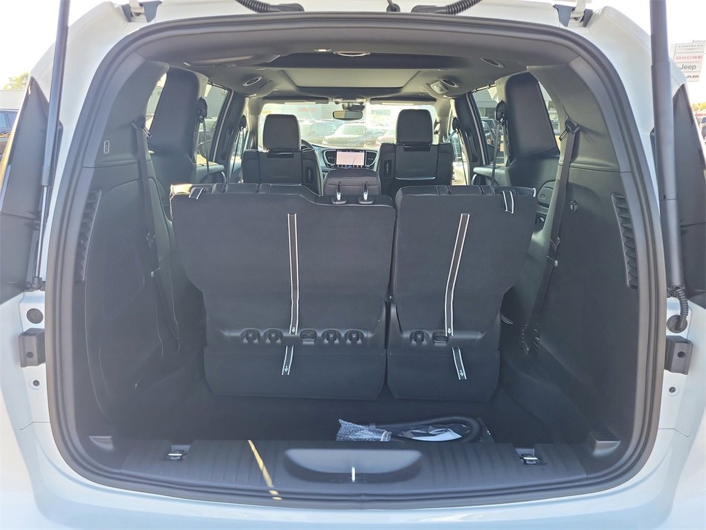 New 2026 Chrysler Pacifica Limited image 8