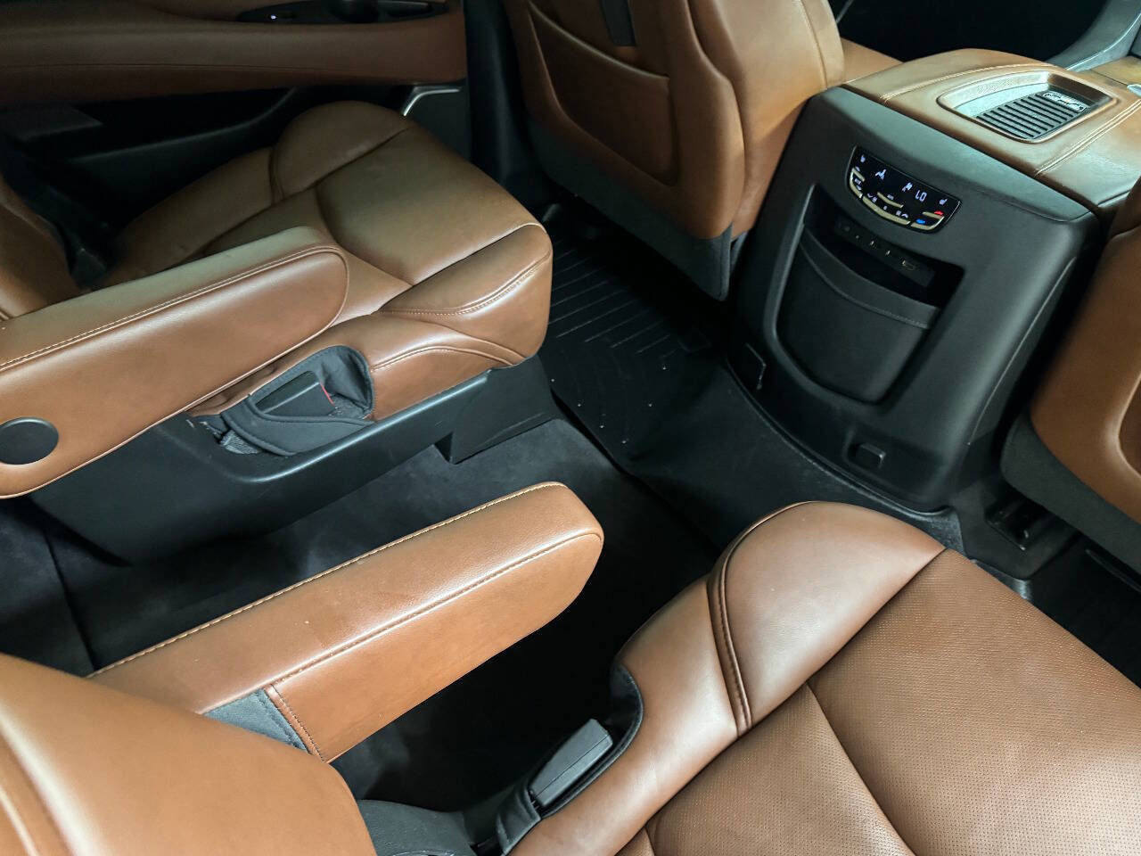 Used 2020 Cadillac Escalade Premium Luxury AWD/4WD image 29