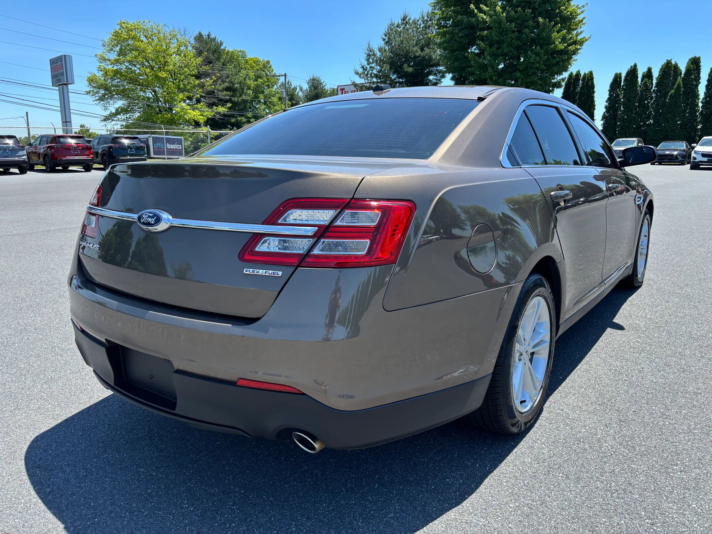Used 2016 Ford Taurus SE FWD image 5