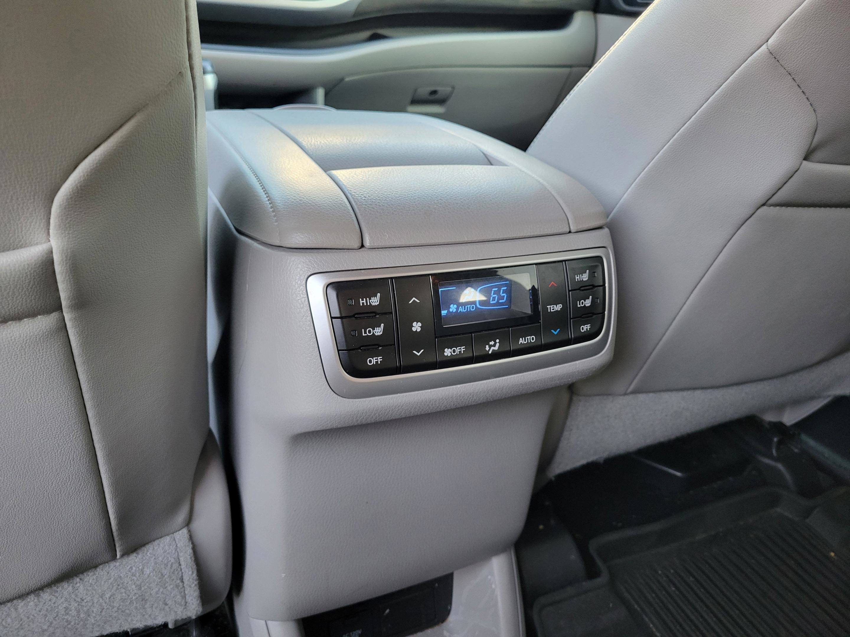 Used 2018 Toyota Highlander Limited Platinum FWD image 11