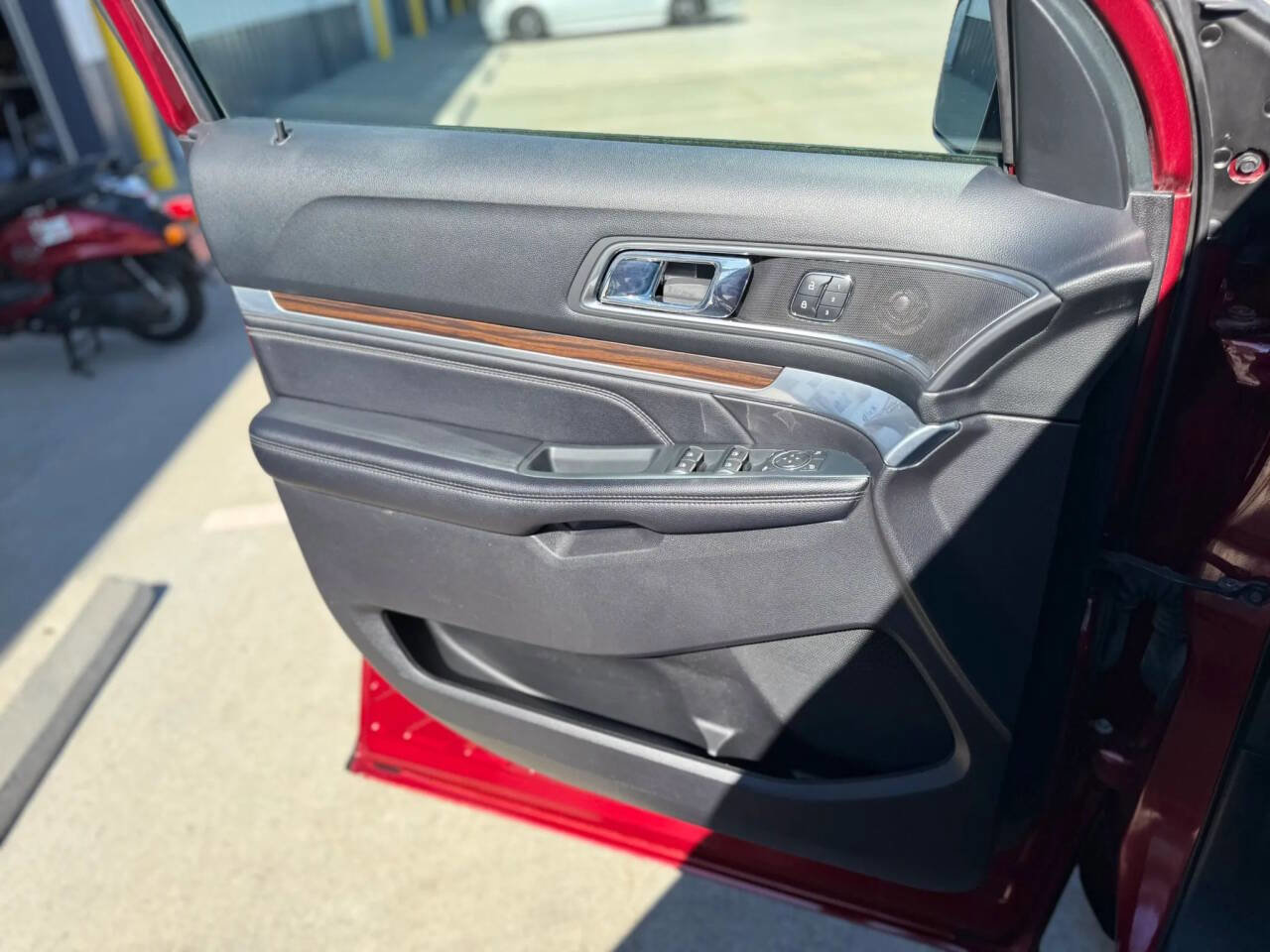 Used 2018 Ford Explorer Limited w/ Equipment Group 301A AWD/4WD image 12
