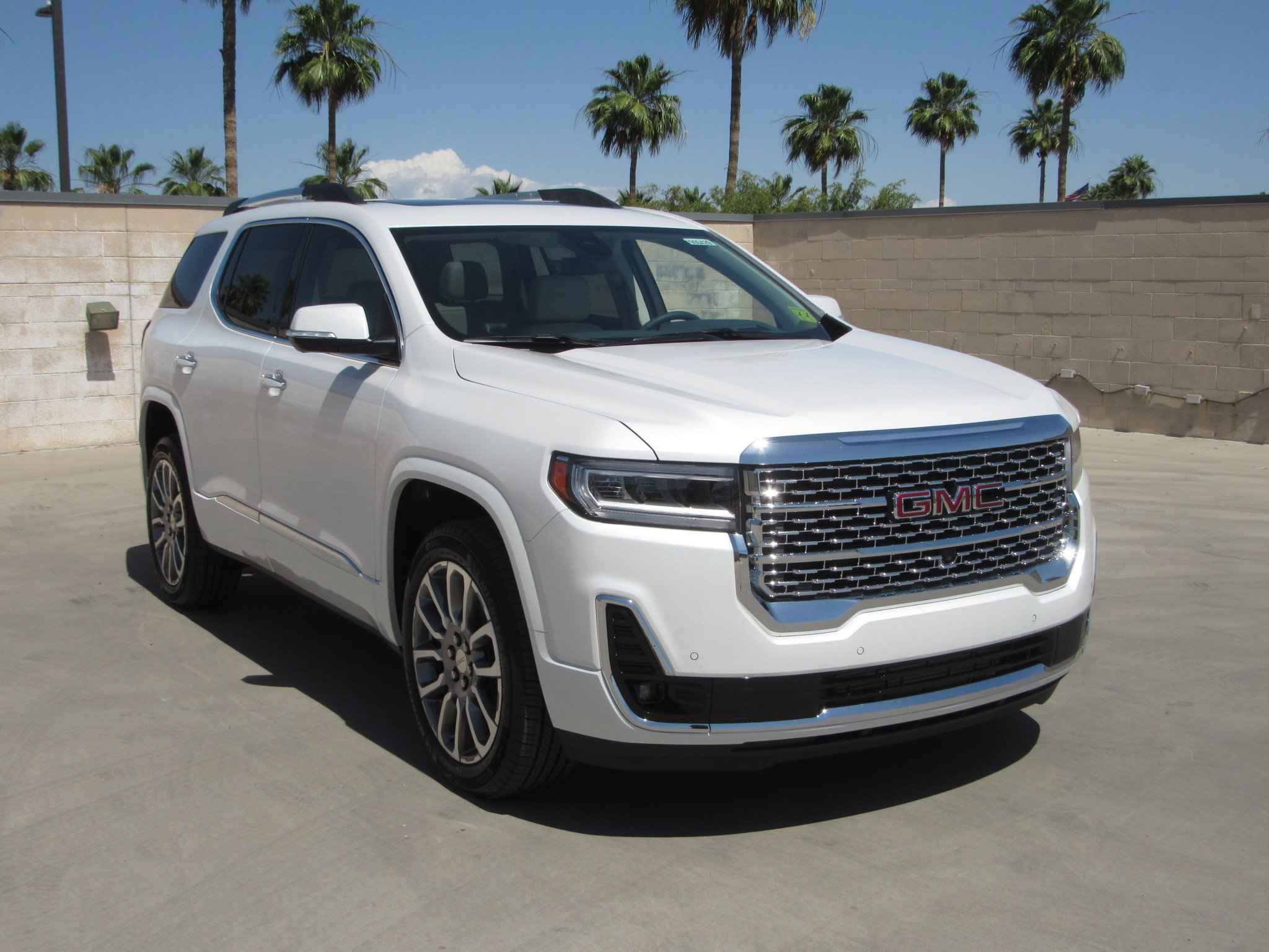 Used 2023 GMC Acadia Denali w/ Denali Ultimate Package FWD image 2