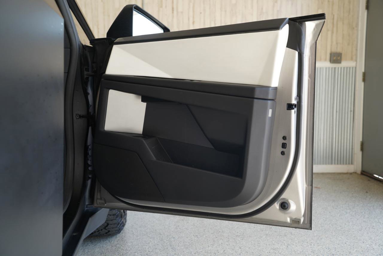 Used 2024 Tesla Cybertruck AWD Crew Cab image 29