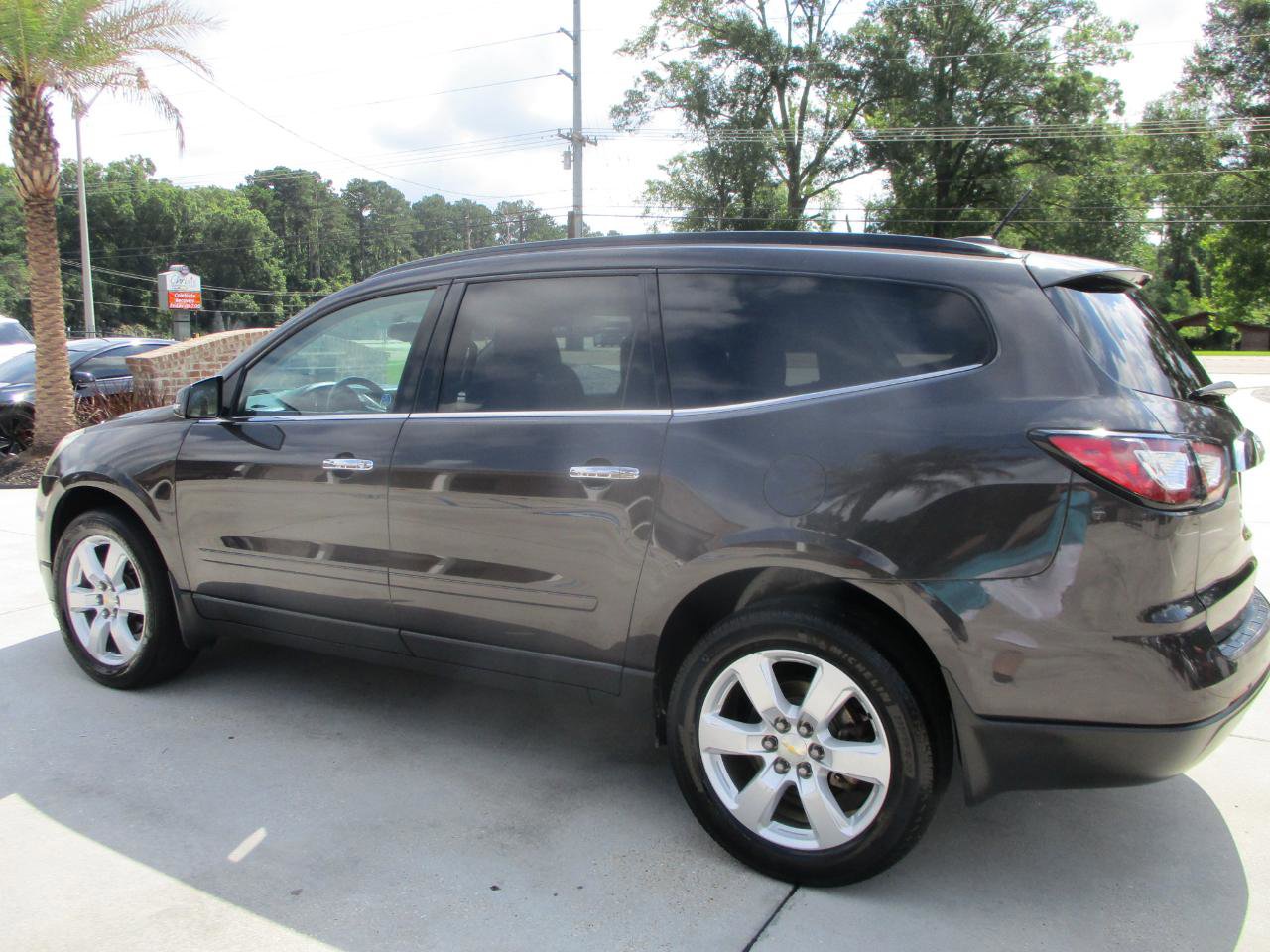 Used 2017 Chevrolet Traverse LT w/ Style and Technology Package FWD image 7