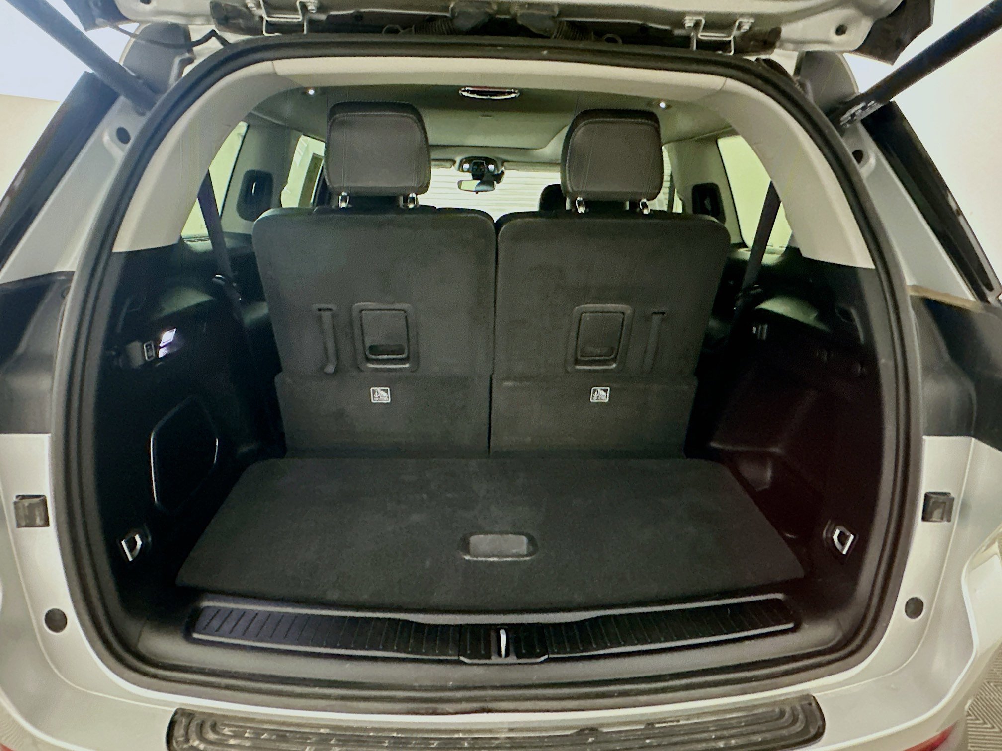 Used 2023 Jeep Grand Cherokee L Limited w/ Black Appearance Package image 32