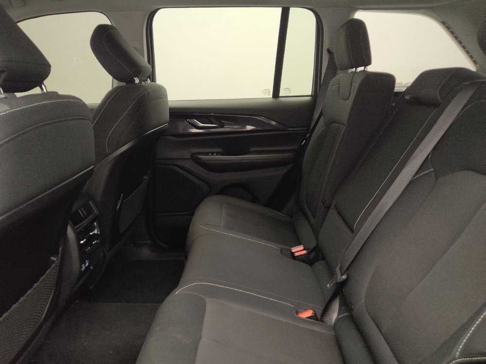 Used 2023 Jeep Grand Cherokee Laredo w/ Luxury Tech Group I AWD/4WD image 18
