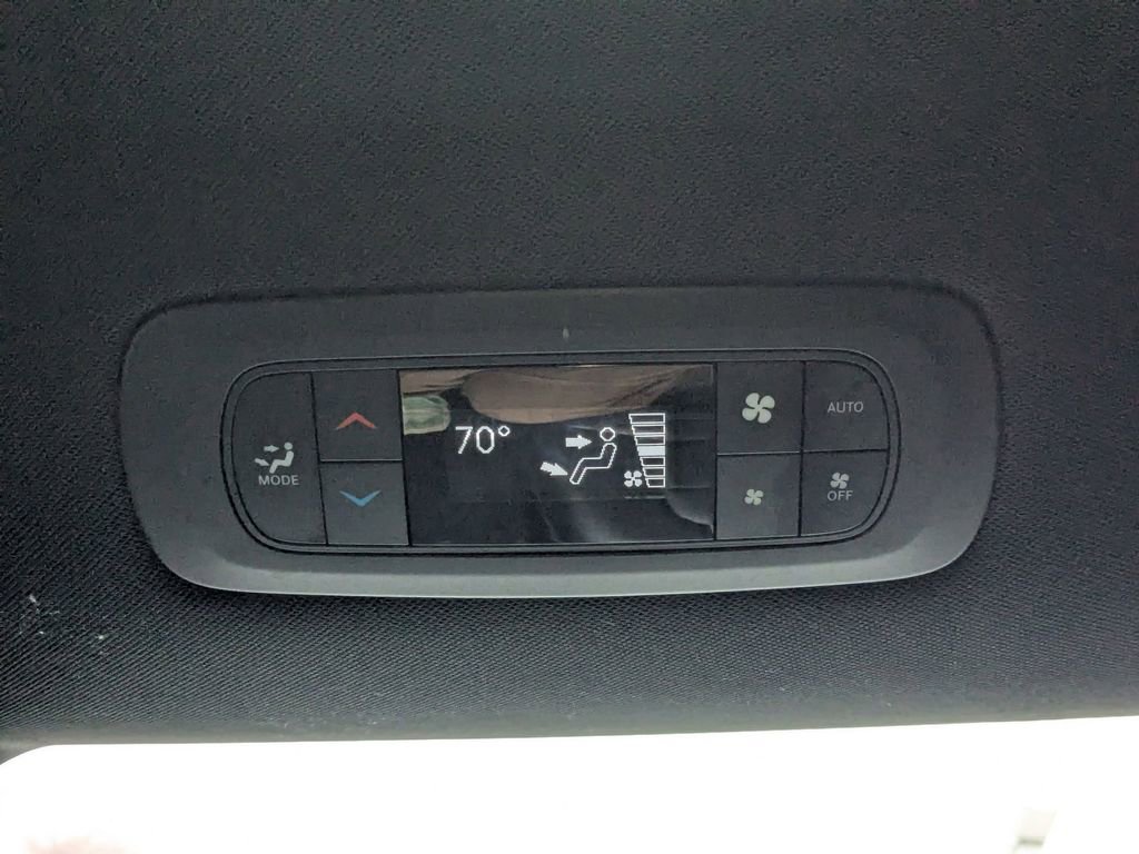 Used 2025 Chrysler Pacifica Select image 28