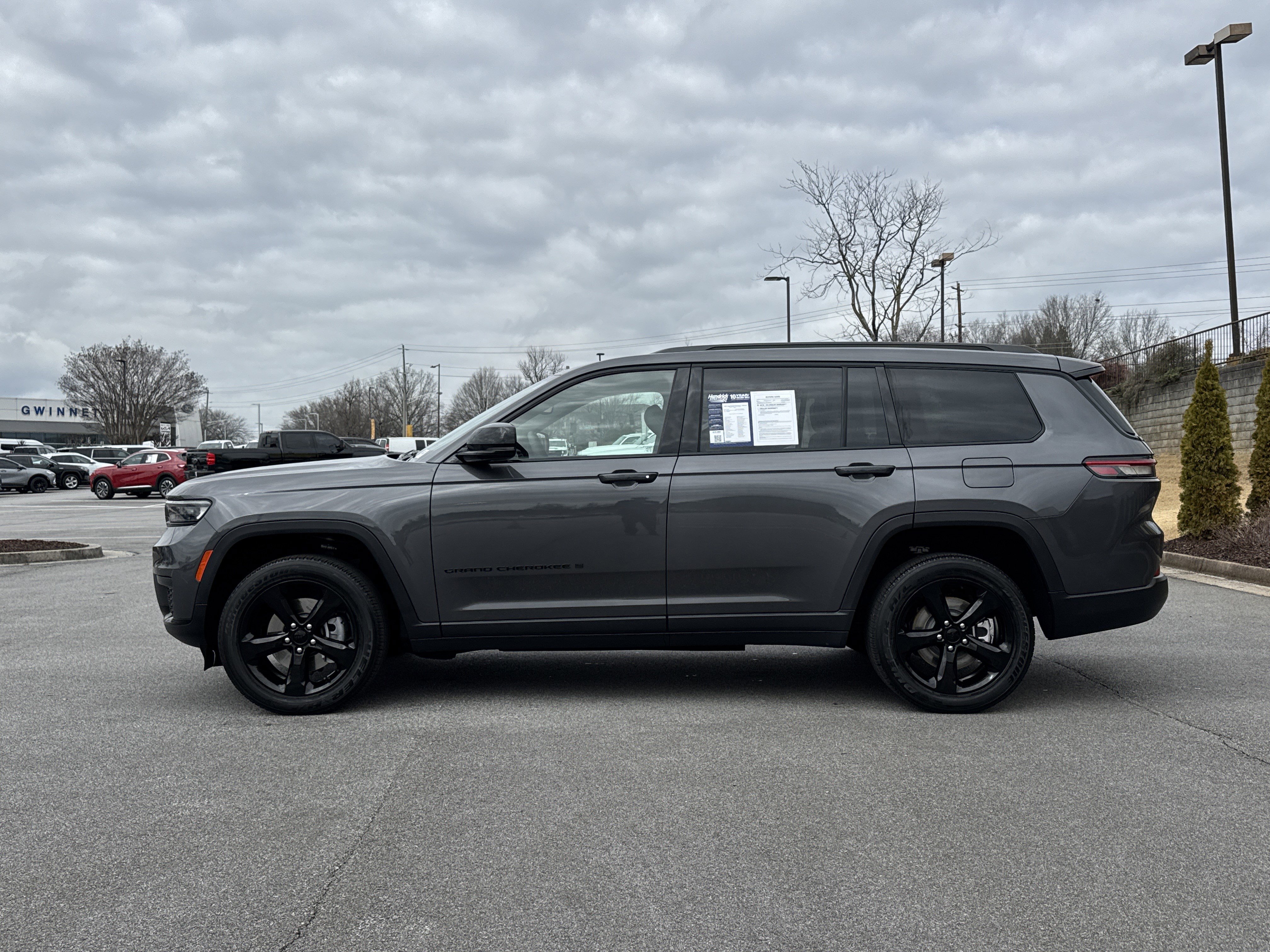 Used 2023 Jeep Grand Cherokee L Laredo image 7