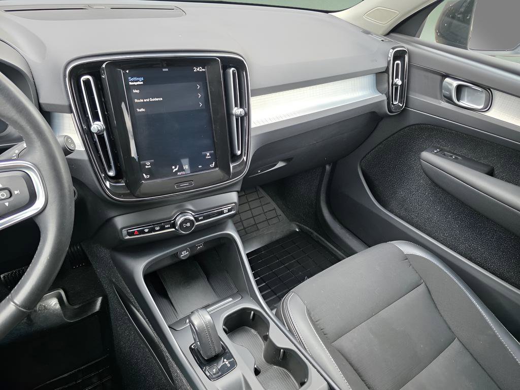 Used 2020 Volvo XC40 T5 Momentum image 29