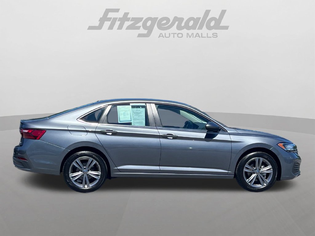 Used 2024 Volkswagen Jetta SE FWD image 3