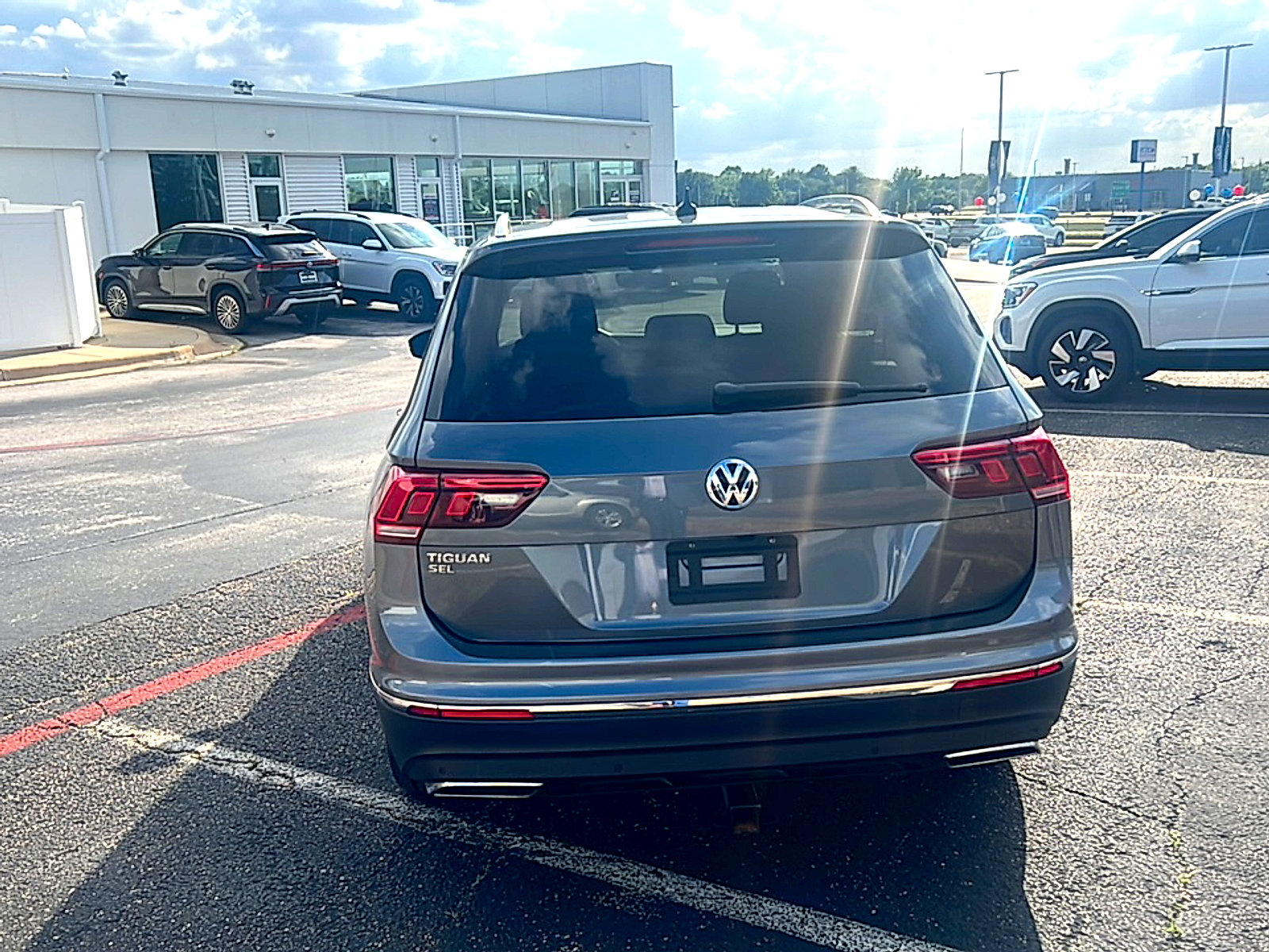 Used 2021 Volkswagen Tiguan SEL FWD image 5