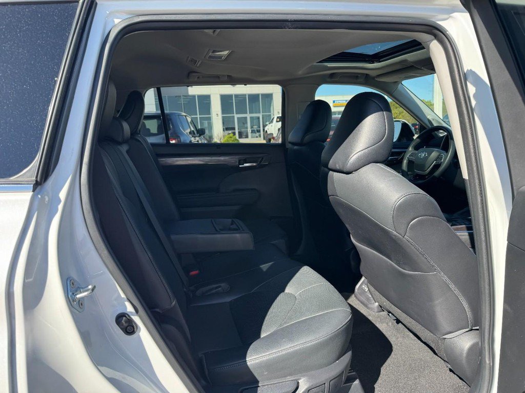 Used 2023 Toyota Highlander Limited AWD/4WD image 13
