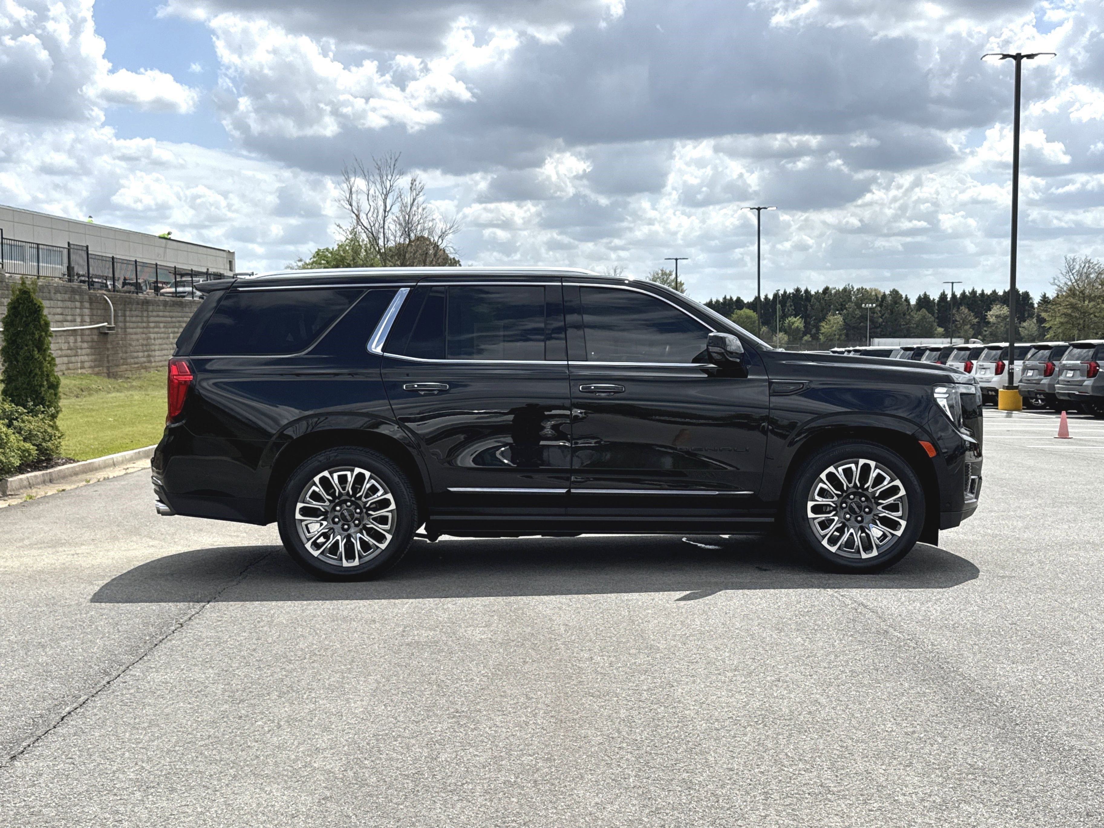 Used 2024 GMC Yukon Denali Ultimate image 11