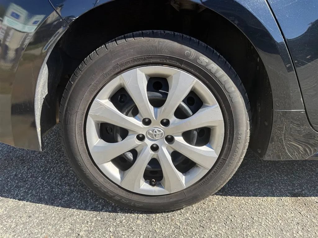 Used 2022 Toyota Corolla LE FWD image 33