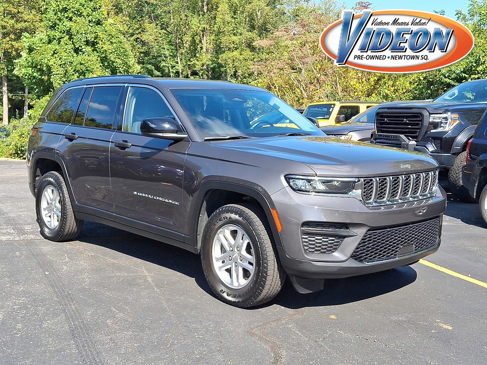 Used 2022 Jeep Grand Cherokee Laredo w/ Luxury Tech Group I