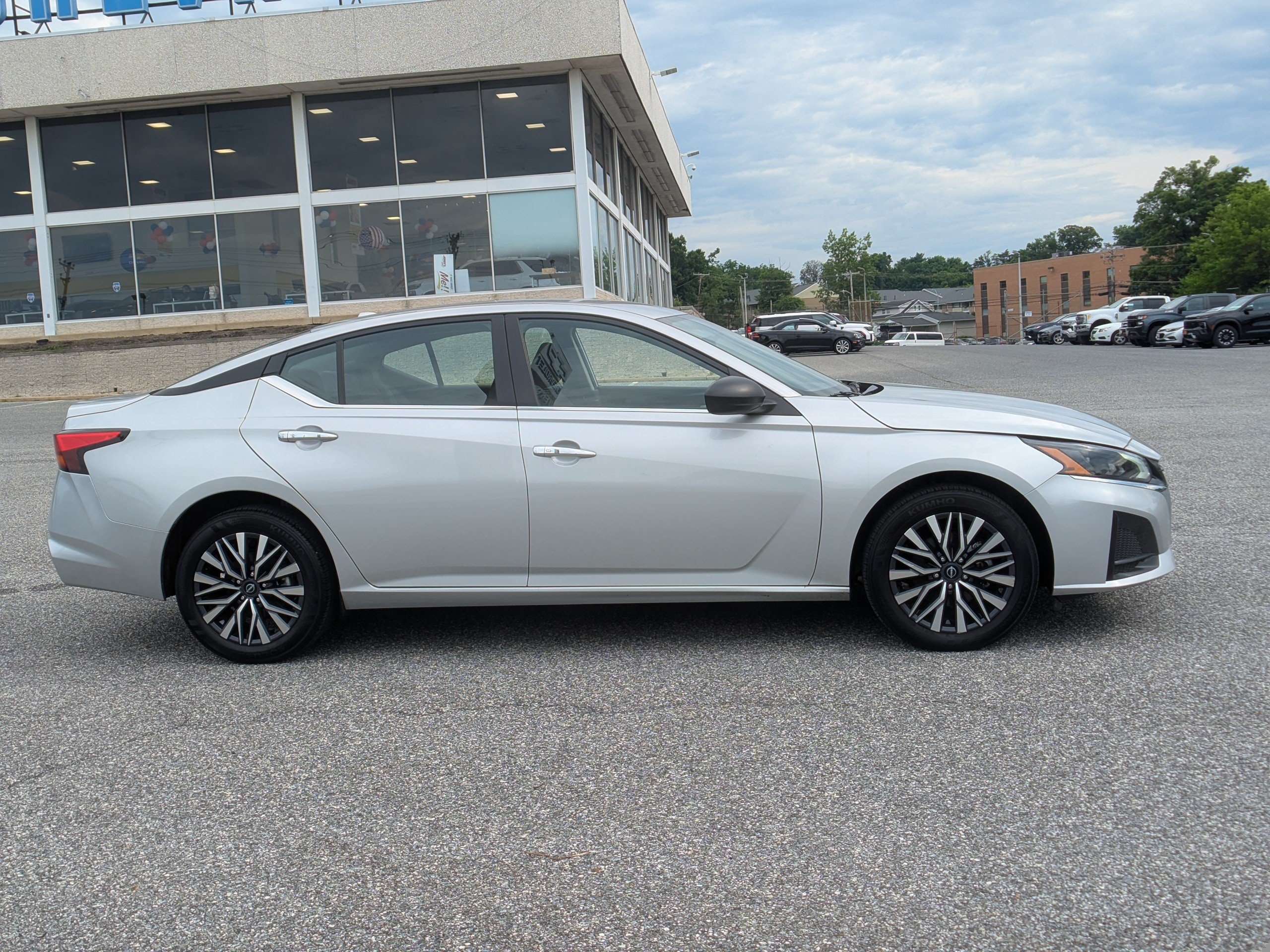 Used 2025 Nissan Altima 2.5 SV AWD/4WD image 10