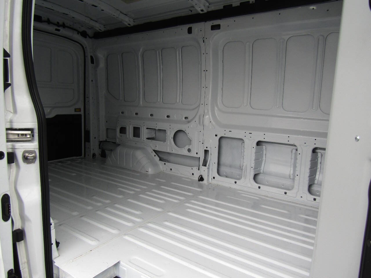 Used 2025 Ford Transit 250 250 AWD 3dr LWB Medium Roof Ca image 25