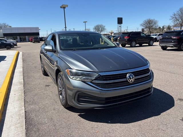 Used 2022 Volkswagen Jetta SE FWD image 4