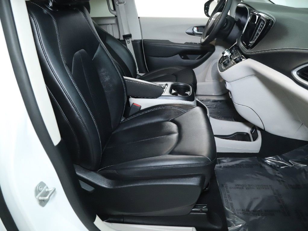 Used 2024 Chrysler Pacifica Select image 33