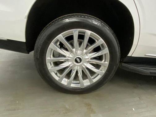 Used 2023 Cadillac Escalade Premium Luxury w/ LPO, Floor Liner Package AWD/4WD image 18