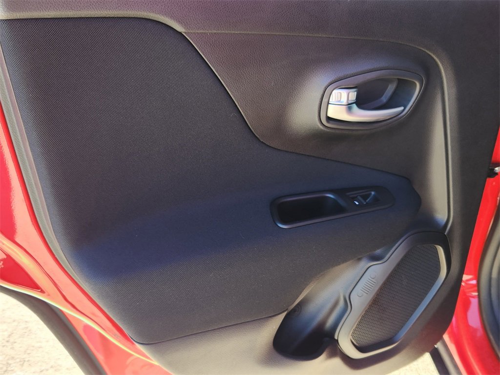 Used 2020 Jeep Renegade Latitude w/ Cold Weather Group image 11