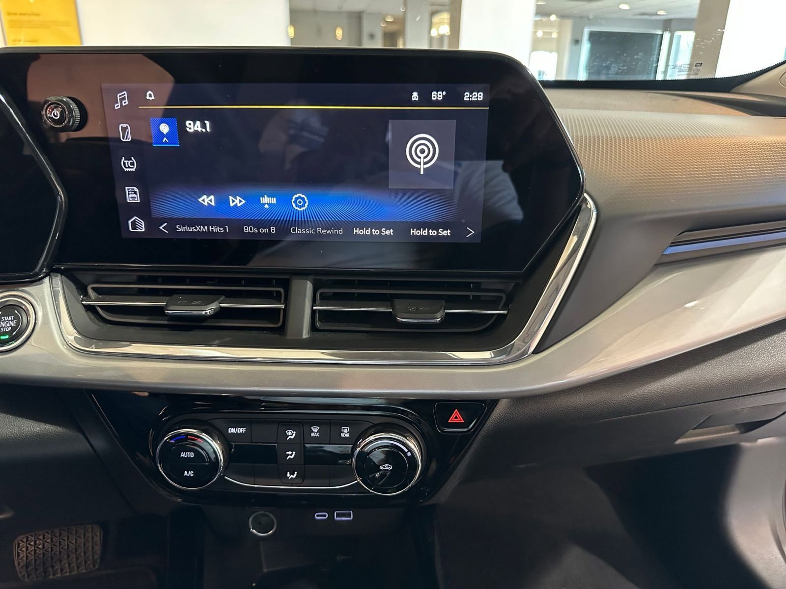 Used 2025 Chevrolet Trax LT FWD image 17