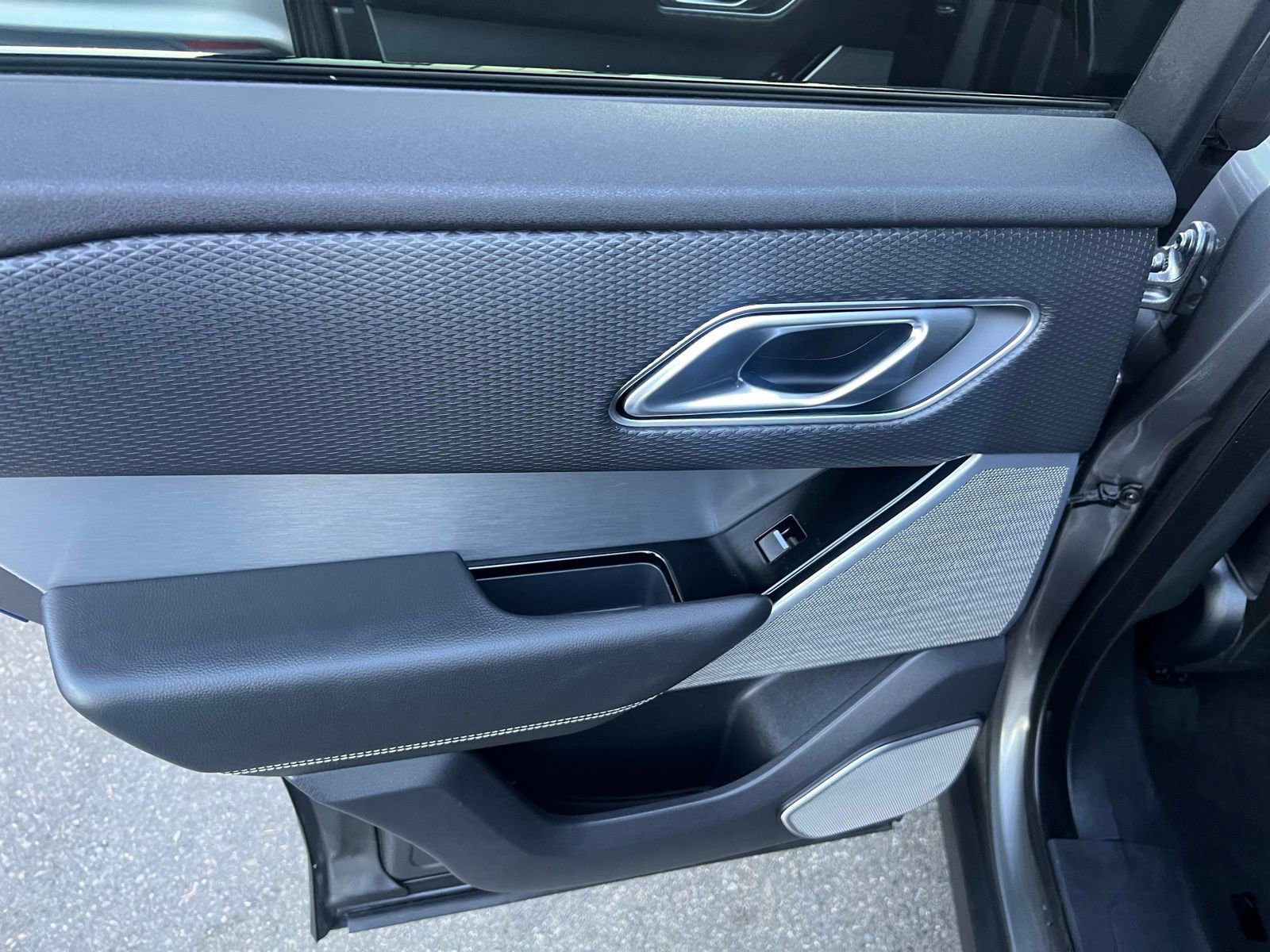 Used 2019 Land Rover Range Rover Velar R-Dynamic SE image 26