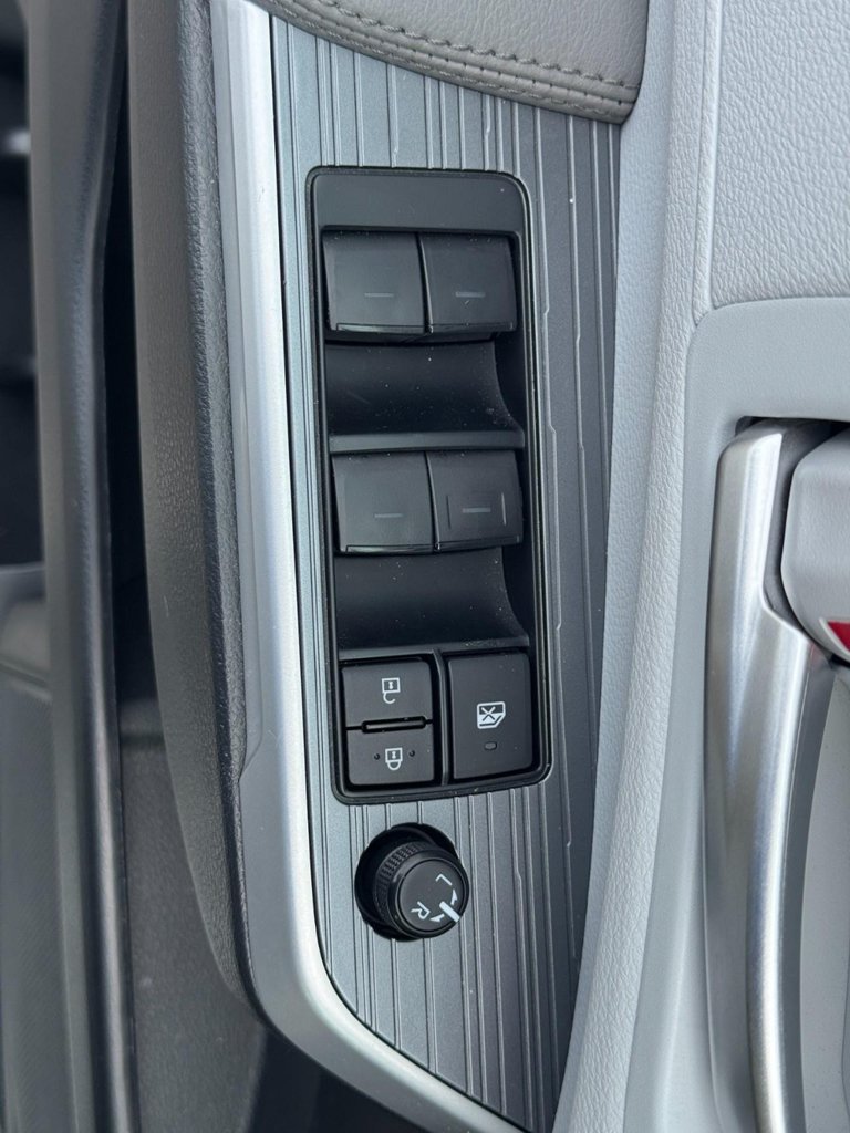 Used 2025 Toyota Sienna XLE FWD image 26
