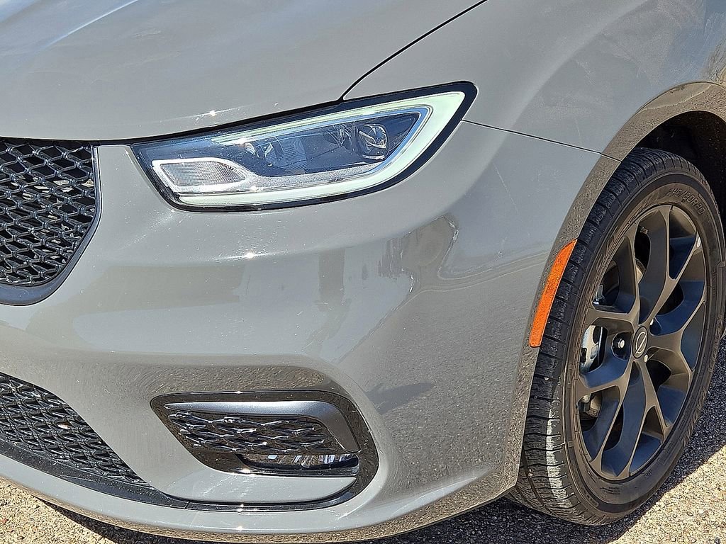 Used 2025 Chrysler Pacifica Limited image 9