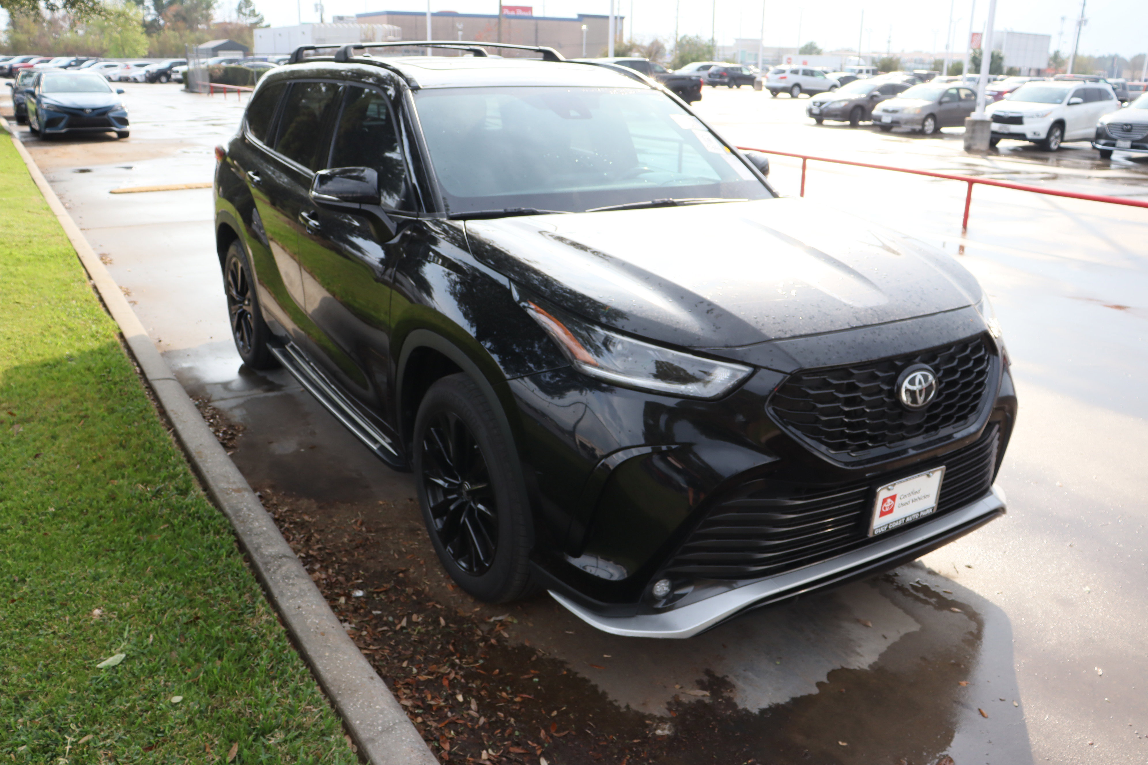 Used 2023 Toyota Highlander XSE image 2