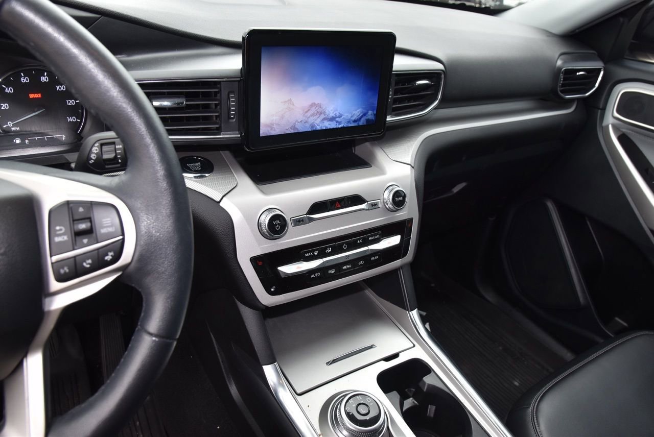 Used 2023 Ford Explorer XLT w/ Equipment Group 202A image 9